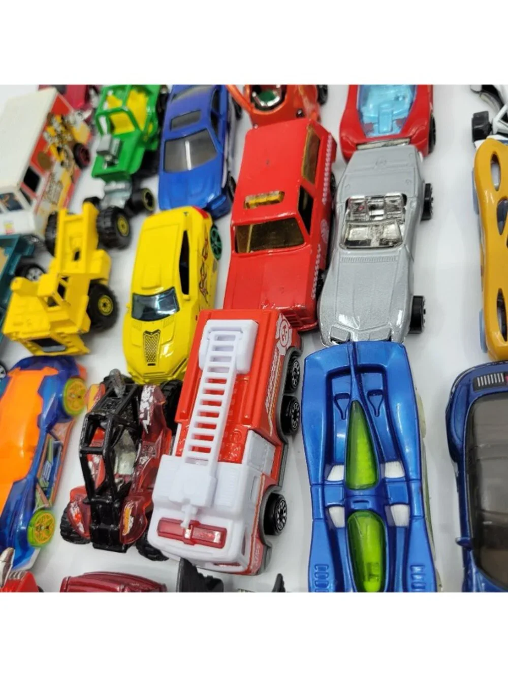 Huge Lot of 40 Vintage to Now Hot Wheels & Matchbox Diecast 1:64 Cars - HW015